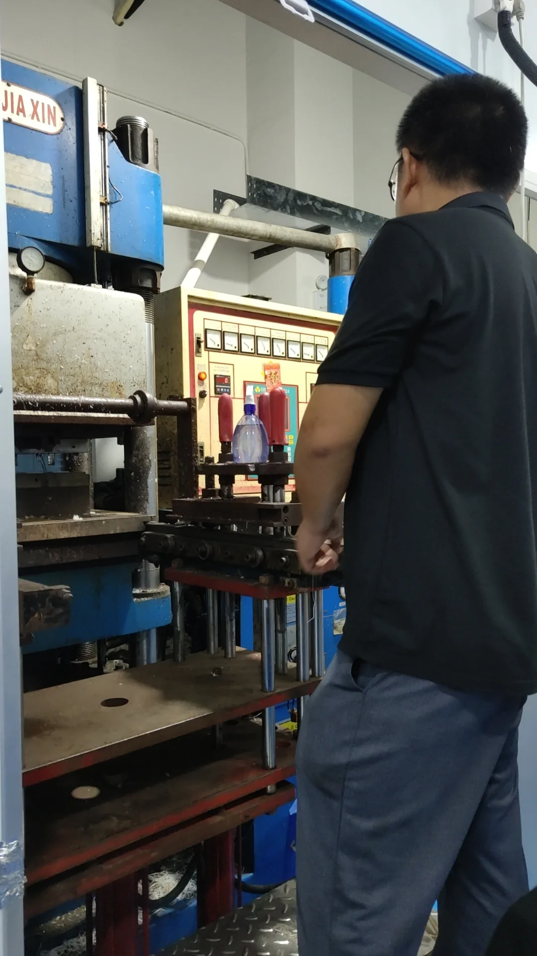 Operator working at a silicone molding press
